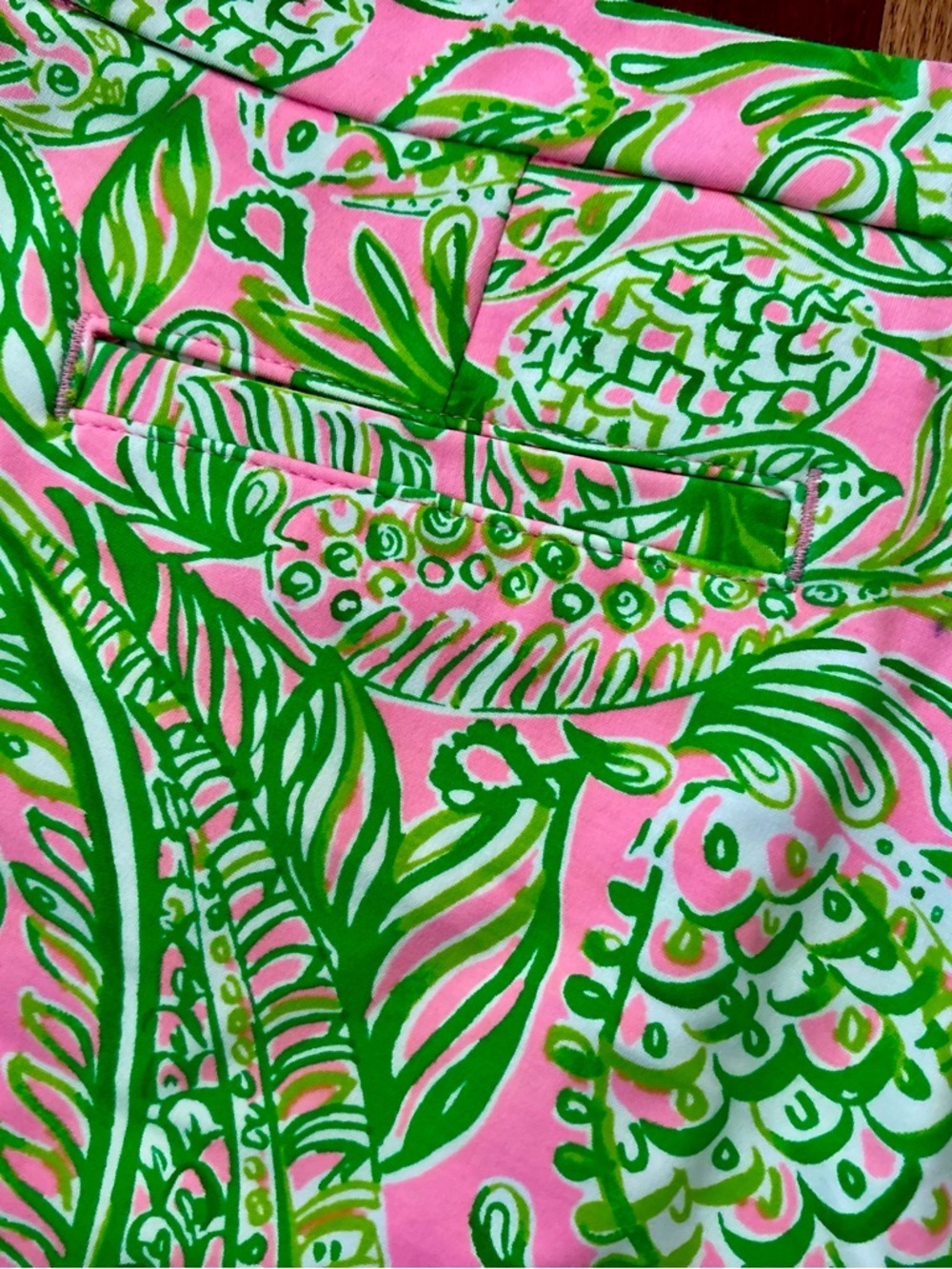 Women’s Lilly Pulitzer Pink &. Green Fish Print Scalloped Shorts Size 6 - Picture 4 of 4